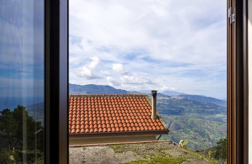 Motta d'Affermo House | Holiday Home 'Colonna' with Sea View and Wi-Fi