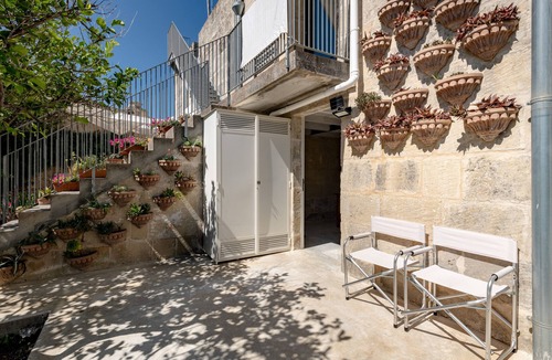 Cannole House | Holiday Home 'Design Loft' with Shared Terrace, Shared Garden and Wi-Fi