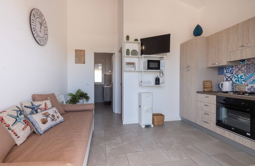 Menfi House | Holiday Home 'Gioberta 2' with Garden, A/C & Wi-Fi
