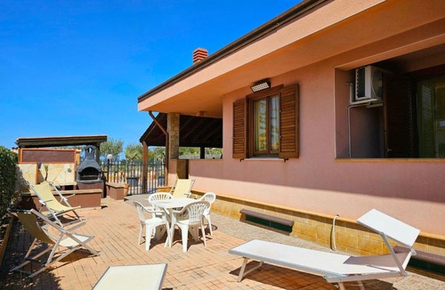 Solfarelli House | Holiday Home Helle mediterrane Villa mit Veranda und Garten by Interhome