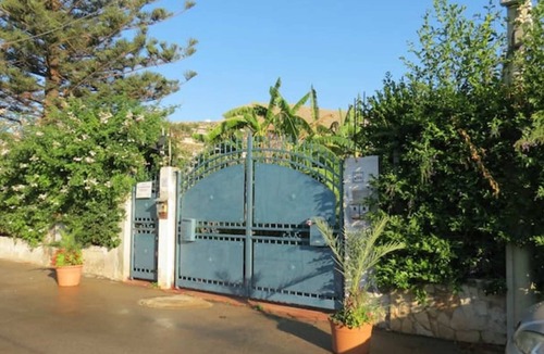 Partanna House | Holiday Home 'Il Roseto Di Betty' with Mountain View, Wi-Fi and Air Conditioning