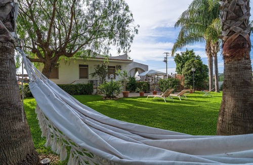 Syracuse Villa | Holiday Home 'Il Villino di Cetty' with Private Pool, Wi-Fi and Air Conditioning
