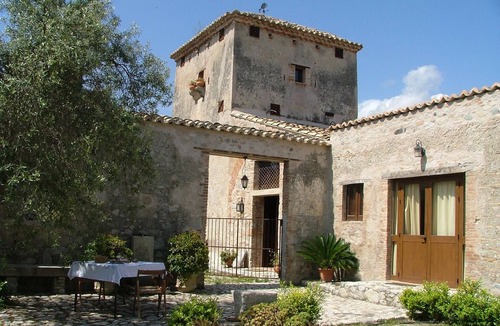 Stilo House | Holiday Home in Guardavalle near River