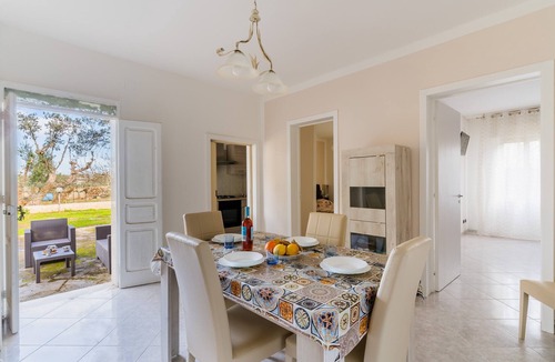Sant'Isidoro House | Holiday Home 'Isidoro Home Holidays' with Shared Garden and Air Conditioning