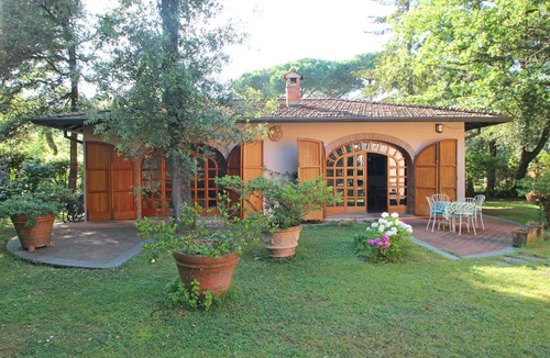 Poveromo House | Holiday Home for 5 People, Garden, 500m till Sea, A/C, WIFI, near Forte dei Marmi
