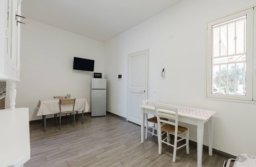 Mazara del Vallo Apartment | Holiday Home 'La Perla Di Mare - Giada' with Shared Pool, Wi-Fi and Air Conditioning