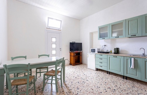San Leonardo House | Holiday Home 'L'ulivo Di Alice' with Shared Terrace and Wi-Fi