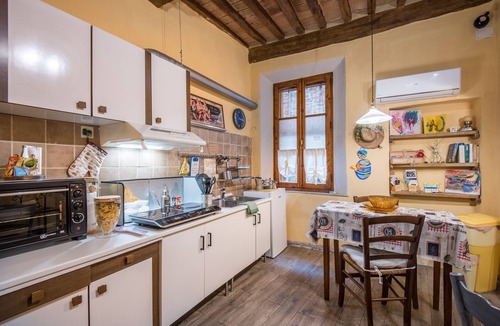 Buonconvento House | Holiday Home 'La Casa Gialla Di Buonconvento' with Wi-Fi and Air Conditioning