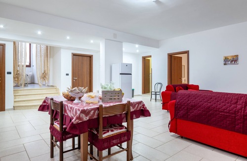 Latiano House | Holiday Home 'La Perla' with Shared Pool, Wi-Fi and Air Conditioning