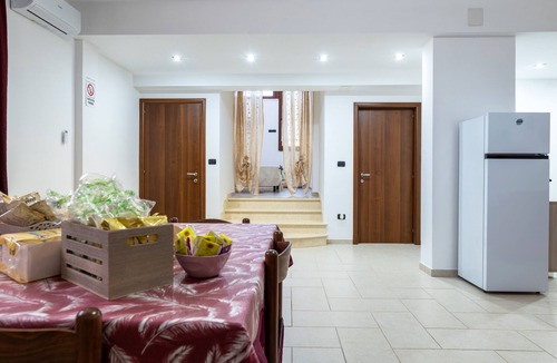 Latiano House | Holiday Home 'La Perla' with Shared Pool, Wi-Fi and Air Conditioning