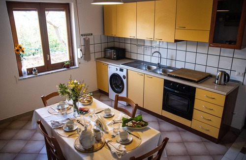 Schiazzano Apartment | Holiday Home Overlooking Capri With Garden