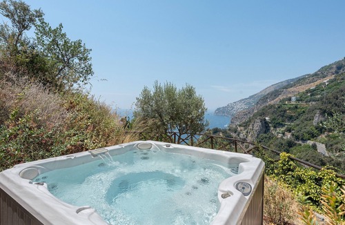 Conca dei Marini House | Holiday Home 'Romantico Casale Di Lusso Con Spa' with Sea View, Wi-Fi and Air Conditioning