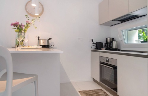 Laveno Apartment | Holiday Home 'Unit C' by the Lake, Wi-Fi and Air Conditioning
