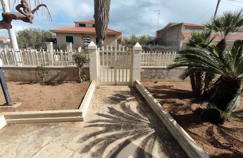 Marina di Modica House | Holiday Home 'Villetta Roby' with Private Terrace, Private Garden and Air Conditioning