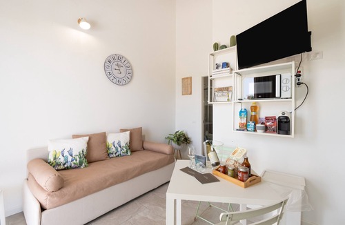 Menfi House | Holiday Home 'Villa Gioberta, Fiori' with Shared Pool, Wi-Fi and Air Conditioning