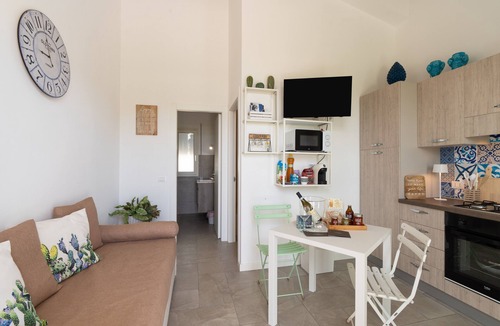 Menfi House | Holiday Home 'Villa Gioberta, Fiori' with Shared Pool, Wi-Fi and Air Conditioning