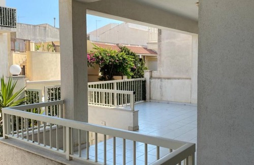 Scoglitti House | Holiday Home 'Villetta Anguille' with Sea View and Private Terrace