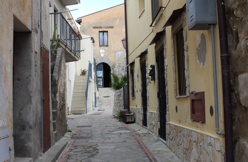 Brolo House | Holiday house historical area of ​Brolo in front of the medieval castle of the "Lancia"