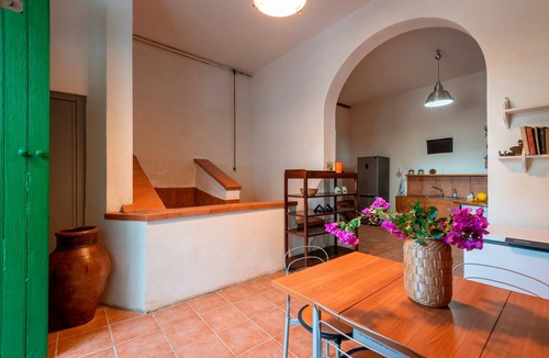 Castellammare del Golfo House | Holiday Home Casina ai Fraginesi with Mountain Views, Shared Garden & Wi-Fi