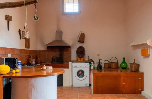 Castellammare del Golfo House | Holiday Home Casina ai Fraginesi with Mountain Views, Shared Garden & Wi-Fi