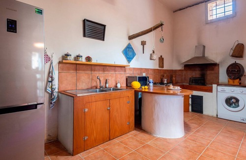 Castellammare del Golfo House | Holiday Home Casina ai Fraginesi with Mountain Views, Shared Garden & Wi-Fi