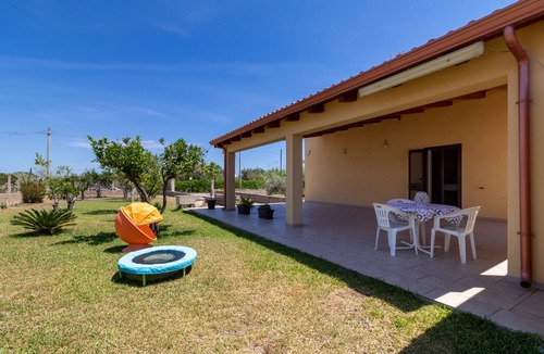 Santa Maria del Focallo House | Holiday Home "Casa Vacanza Il Melograno" with 2 Private Terraces, A/C and Wi-Fi
