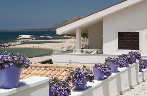 Trappeto Apartment | Homerez - 1 m away from the beach! Appartement for 6 ppl. at Piano di Trappeto