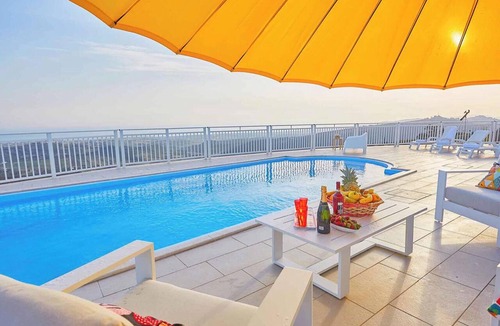 Favara Villa | Homerez - Luxurious Villa with Pool in Favara
