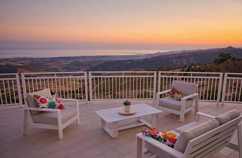 Favara Villa | Homerez - Luxurious Villa with Pool in Favara