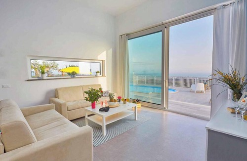 Favara Villa | Homerez - Luxurious Villa with Pool in Favara