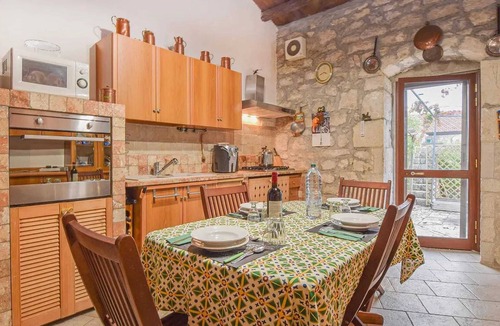Casa Papa Apartment | Homerez - Spacious Apartment in Modica with Shared Pool & Garden