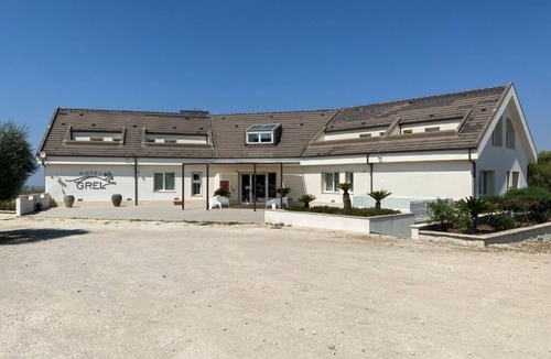 Chiaramonte Gulfi Apartment | Hotel Grel - Modern Comfort with a View of the Iblei Mountains x5