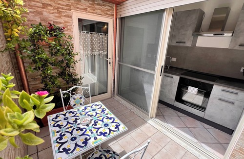 Aci Trezza House | House a stone's throw from the sea