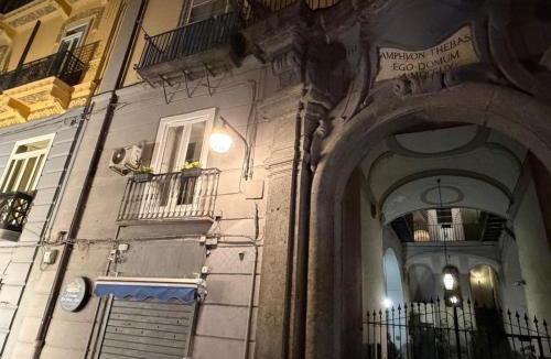 Quartieri Spagnoli Apartment | House Black 15