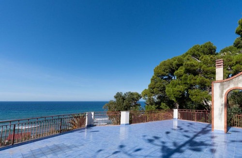 Santa Maria di Castellabate Apartment | House with terrace and direct access to the beach