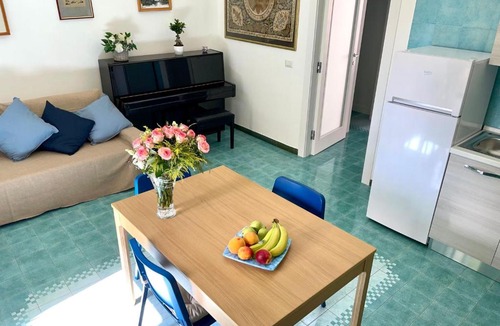 Torre Annunziata House | Il balcone sulla piazza