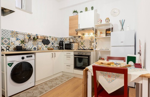 Caccamo Apartment | 'Il Cortile Holiday House - Dimora Maiolica' Apartment with Wi-Fi and Air Conditioning