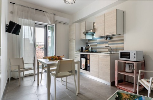 Caccamo Apartment | 'Il Cortile Holiday House – Modern Suite' Apartment with Balcony, Wi-Fi & Air Conditioning