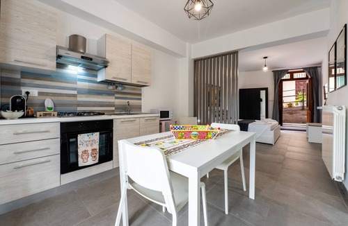 Caccamo Apartment | 'Il Cortile Holiday House – Modern Suite' Apartment with Balcony, Wi-Fi & Air Conditioning