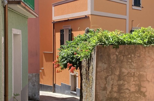 Bargone House | In the ancient village between mountains and sea