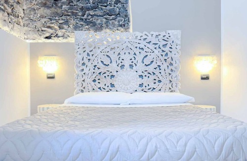 Manarola House | In the authentic heart of Manarola, in its most peaceful and panoramic area, Terre Marine Rooms welcomes guests into an intimate and relaxing atmosphere, where the charm of the Cinque Terre meets modern comfort.The Brown Room is an elegant double room, f