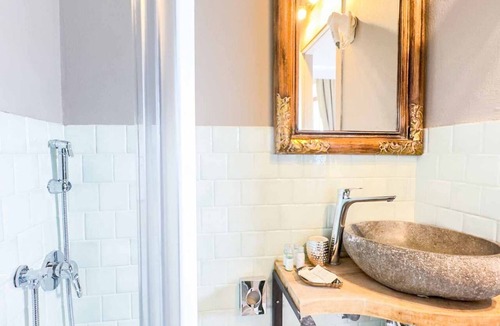 Manarola House | In the authentic heart of Manarola, in its most peaceful and panoramic area, Terre Marine Rooms welcomes guests into an intimate and relaxing atmosphere, where the charm of the Cinque Terre meets modern comfort.The Brown Room is an elegant double room, f