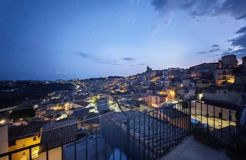 Caltagirone House | In the heart of the historic center, a few steps from the famous staircase