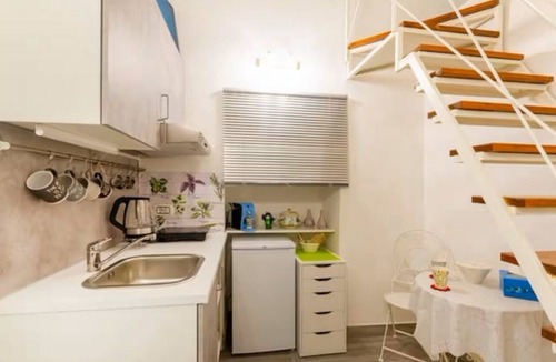 Bisceglie Apartment | Iris Apartment is a cosy and modern retreat, perfectly designed for those seeking comfortable and functional accommodation in the heart of the city. Its central location, a short distance from the train station and only a fifteen-minute walk from La Conc