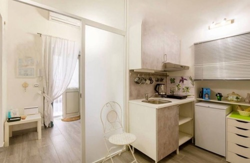 Bisceglie Apartment | Iris Apartment is a cosy and modern retreat, perfectly designed for those seeking comfortable and functional accommodation in the heart of the city. Its central location, a short distance from the train station and only a fifteen-minute walk from La Conc