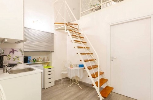 Bisceglie Apartment | Iris Apartment is a cosy and modern retreat, perfectly designed for those seeking comfortable and functional accommodation in the heart of the city. Its central location, a short distance from the train station and only a fifteen-minute walk from La Conc