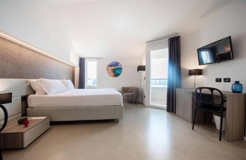 Aci Trezza Hotel | Sea View Bedroom w/Balcony & Aci Trezza Vistas – Perfect for Couples