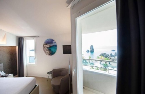 Aci Trezza Hotel | Sea View Bedroom w/Balcony & Aci Trezza Vistas – Perfect for Couples