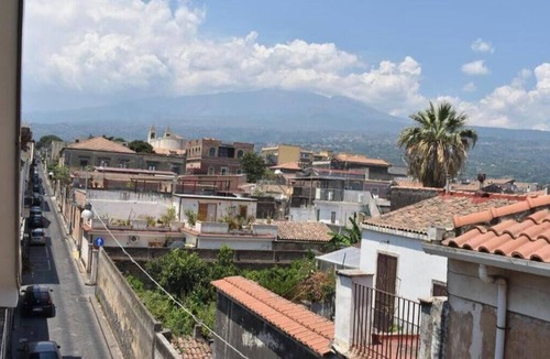Riposto House | Joe House: Vacation Home with a View of Mount Etna in the Historic Center of Riposto, 300 meters from the sea