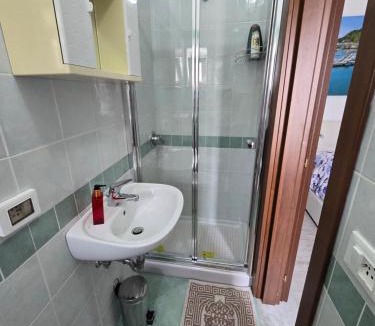 Lacco Ameno House | La casa di Giuliana primo piano con balcone